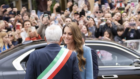Son Altesse Royale, Catherine, Princesse de Galles (Catherine (Kate) Middleton, princesse de Galles), visite de 2 jours en Italie. À son arrivée à la mairie de Reggio Emilia, elle est accueillie par le maire de la ville, Marco Massari, le 13 mai 2026. © GoffPhotos/Bestimage