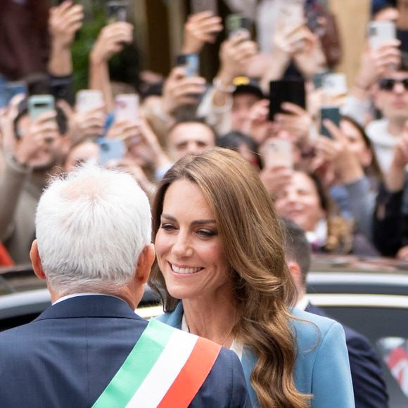 Son Altesse Royale, Catherine, Princesse de Galles (Catherine (Kate) Middleton, princesse de Galles), visite de 2 jours en Italie. À son arrivée à la mairie de Reggio Emilia, elle est accueillie par le maire de la ville, Marco Massari, le 13 mai 2026. © GoffPhotos/Bestimage