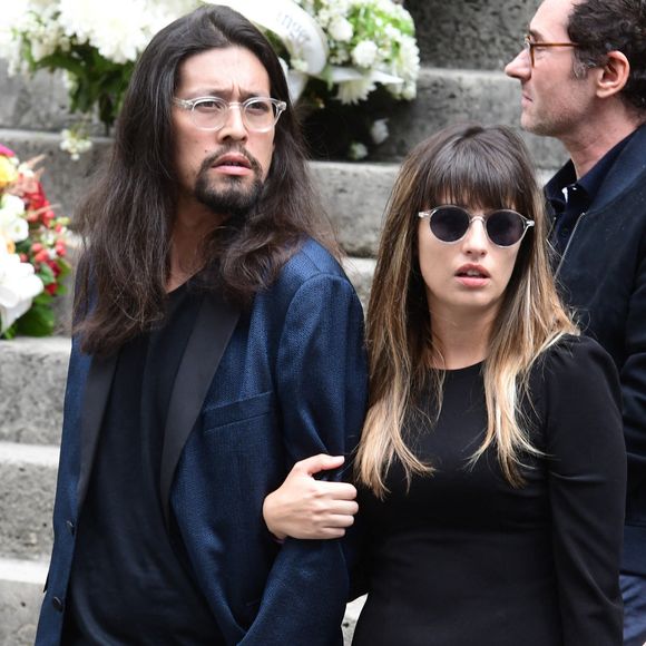 Une ville symbolique, puisque c'est ici que le couple s'est rencontré il y a douze ans !

Lulu Gainsbourg et Lilou aux obsèques de Jane Birkin en l'église Saint-Roch à Paris, le 24 juillet 2023.

Photo : Jacovides-KD Niko / Bestimage