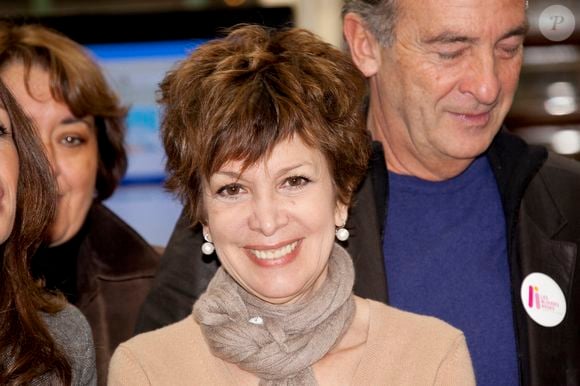 Tandis que Catherine Laborde mettait, jusqu'alors, ses pertes d'équilibre et des moments d'égarement "sur le compte de la fatigue", tout a basculé, un jour, alors qu'elle se trouvait dans la tour de la chaîne
Catherine Laborde, lors de la conférence de presse de lancement de la vente généreuse Multimarques au siège de PriceMinister, le 2 décembre 2010 © Jean-Jacques Descamps via Bestimage