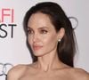 Angelina Jolie avait expliqué qu’elle envisageait de quitter Los Angeles une fois ses jumeaux Knox et Vivienne devenus majeurs, ce qui est arrivé en juillet 2026.

Angelina Jolie - Première de "By the Sea" à Los Angeles le 5 novembre 2015 dans le cadre de l'Audi Opening Night Gala.
