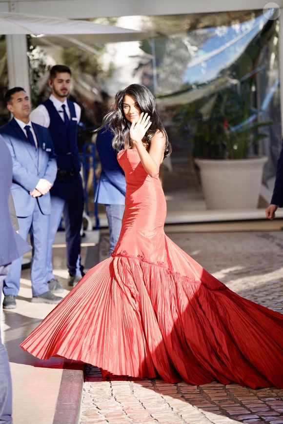 Cette année, la jeune femme a même pris une magnifique revanche au Festival de Cannes, elle qui avait monté les marches dix ans plus tôt sans avoir les moyens de s'offrir une grande robe de bal.

Simone Ashley arrive à l'hôtel "Martinez" lors du 79ème Festival International du Film de Cannes, France, le15 mai 2026. 

© Jack Bussat/Bestimage
