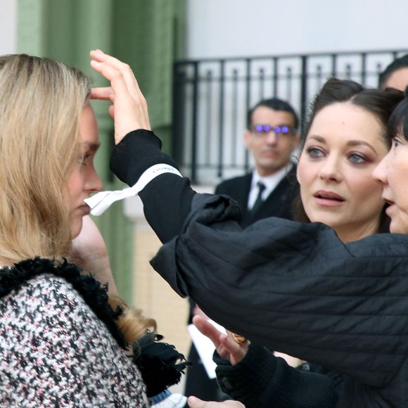 Lily-Rose Depp et Marion Cotillard - Célébrités au Défilé de Mode Chanel, Collection Haute Couture Printemps / Été 2025, dans le cadre de la Fashion Week de Paris, France, le 27 Janvier 2025. 

© Bertrand Rindoff / Bestimage