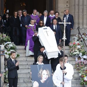 Laura Smet et son mari Raphaël Lancrey-Javal, Jean-Louis Borloo - Sorties des obsèques de Nathalie Baye en l'église Saint-Sulpice à Paris le 24 avril 2026. © Dominique Jacovides - Coadic Guirec / Bestimage