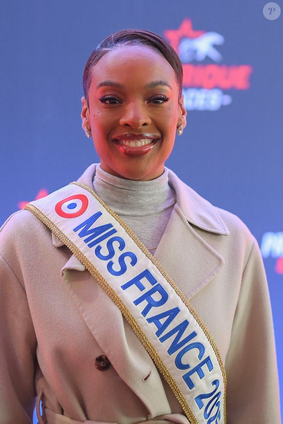 Le comité Miss France a choisi une autre reine de beauté

Angelique Angarni Filopon, Miss France 2025 présente à l'Hippodrome Paris Vincennes pour remettre au vainqueur le Prix de France, Vincennes, France le 26 janvier 2025. 
Crédit : LIONEL URMAN  / BESTIMAGE