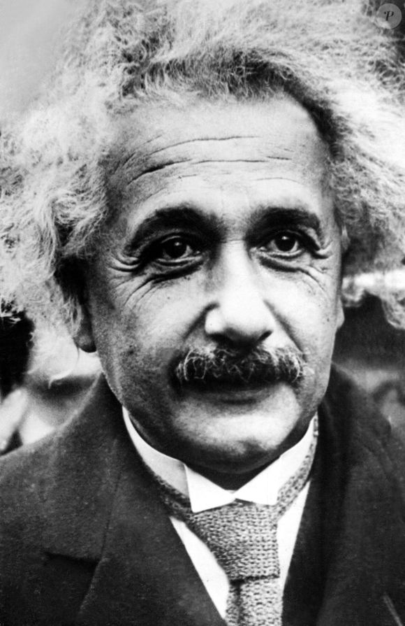 Il affirme que le piano et le travail du bois sont "meilleurs que l’école" pour un enfant de cet âge.

1er janvier 1930 - Berlin, Allemagne - Le physicien théoricien juif d'origine allemande Albert Einstein, largement considéré comme le scientifique le plus important du XXe siècle et l'un des plus grands physiciens de tous les temps, a réalisé une grande partie de ses travaux remarquables pendant son séjour à l'Office des brevets et pendant son temps libre. Il a joué un rôle de premier plan dans la formulation des théories de la relativité restreinte et de la relativité générale ; il a en outre apporté des contributions significatives à la théorie quantique et à la mécanique statistique.  (Crédit photo : © Keystone Press Agency/ZUMA Press Wire)