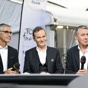 Cette année encore, il a commenté le Tour de France pour France Télévisions et est intervenu sur RTL

Laurent Jalabert, Franck Ferrand et Alexandre Pasteur lors de l'étape 21 du Tour de France 2023 sur l'avenue des Champs-Elysées le 23 juillet 2023 à Paris, France. Photo de Victor Joly/ABACAPRESS.COM