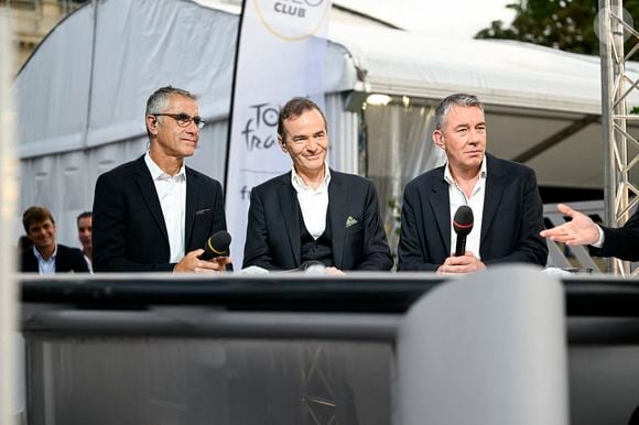 Cette année encore, il a commenté le Tour de France pour France Télévisions et est intervenu sur RTL

Laurent Jalabert, Franck Ferrand et Alexandre Pasteur lors de l'étape 21 du Tour de France 2023 sur l'avenue des Champs-Elysées le 23 juillet 2023 à Paris, France. Photo de Victor Joly/ABACAPRESS.COM