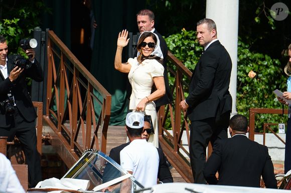 Lauren Sanchez salue les photographes en arrivant à son hôtel à Venise, en marge de son mariage avec J.Bezos, le 27 juin 2025. Backgrid UK/ Bestimage