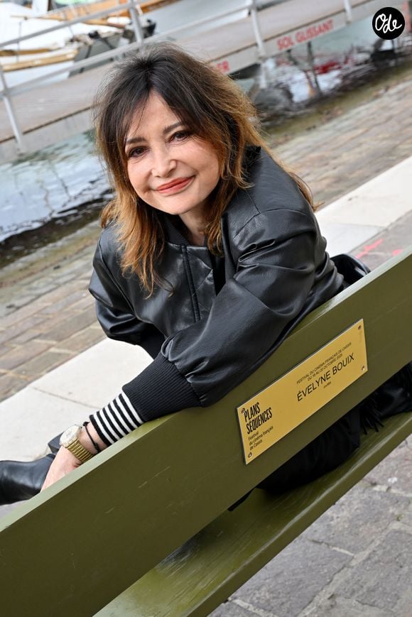Evelyne Bouix inaugure son banc dans le cadre du "1er Festival du Film Français - Plans séquences" de Cassis, le 18 octobre 2026. 
© Bebert / Bestimage