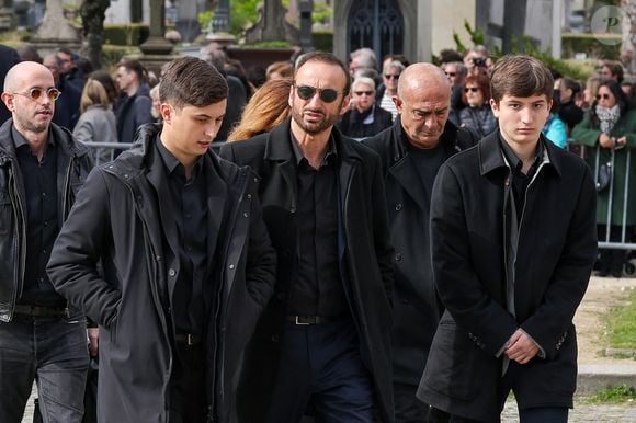 Le veuf Michel Ferracci et ses fils, Enzo et Maël aux arrivées des obsèques d'Emilie Dequenne au cimetière Père Lachaise à Paris, France, le 26 mars 2025. © Cyril Moreau/Bestimage