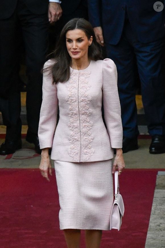 Le roi Felipe VI d'Espagne et la reine Letizia ont déposé une gerbe sur la tombe du soldat inconnu au Altare della Patria (Autel de La Patrie) avant une visite du Sénat à Rome le 11 décembre 2024.