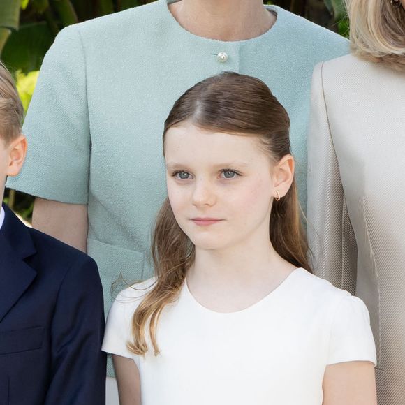 Un moment historique auquel Jacques et Gabriella on pu assister.
Le prince Jacques de Monaco, marquis des Baux, La princesse Gabriella de Monaco, comtesse de Carladès, La princesse Charlène de Monaco et Brigitte Macron posent dans les jardins du palais en marge de la visite d'état du couple présidentiel français à Monaco.

© Olivier Huitel / Pool Monaco / Bestimage