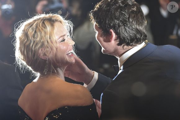 "On ne se compare pas. Nous partageons la même passion et la même curiosité pour ce métier, et échangeons"

Virginie Efira et son compagnon Niels Schneider à la première de "Sibyl" lors du 72ème Festival International du Film de Cannes, le 24 mai 2019.
