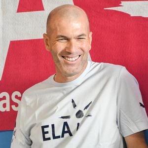 Zinedine Zidane lors de la lecture de la dictée ELA aux élèves de la 6ème F du collège Henri Barnier à Marseille le 18 octobre 2022. Le texte de la dictée 2022 est de Mohamed Mbougar SARR, "L'étoile qui n'avait pas sommeil", lauréat du Prix Goncourt 2021.