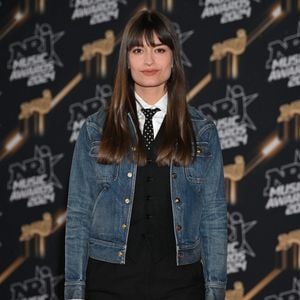 Clara Luciani au photocall de la 26ème édition des NRJ Music Awards à Cannes, le 1er novembre 2024. © Bebert-Guignebourg/Bestimage