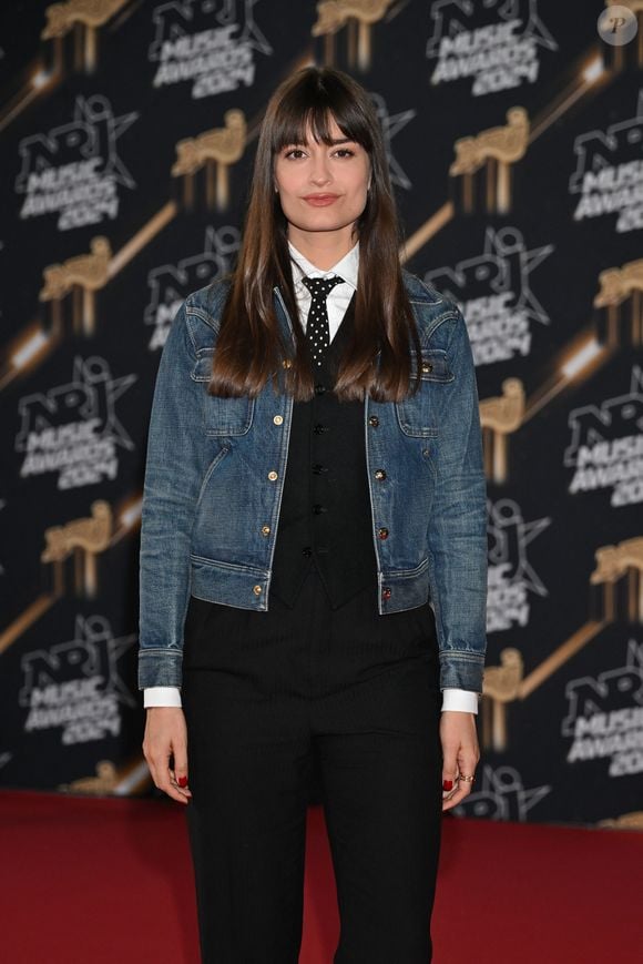 Clara Luciani au photocall de la 26ème édition des NRJ Music Awards à Cannes, le 1er novembre 2024. © Bebert-Guignebourg/Bestimage