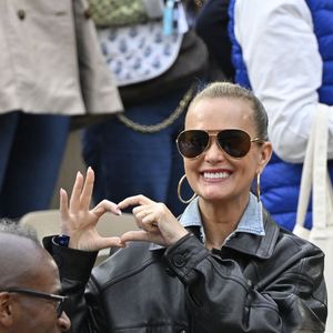 Laeticia Hallyday avec son compagnon Frédéric Suant et Philippe Etchebest dans les tribunes lors des Internationaux de France de Tennis de Roland Garros 2025, à Paris, France, le 26 mai 2025. © Chryslene Caillaud/PsnewZ/Bestimage