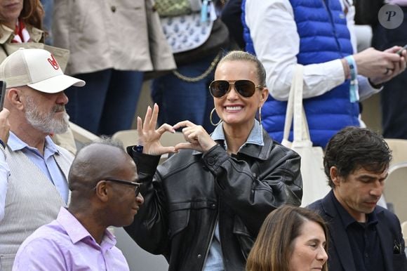 Laeticia Hallyday avec son compagnon Frédéric Suant et Philippe Etchebest dans les tribunes lors des Internationaux de France de Tennis de Roland Garros 2025, à Paris, France, le 26 mai 2025. © Chryslene Caillaud/PsnewZ/Bestimage