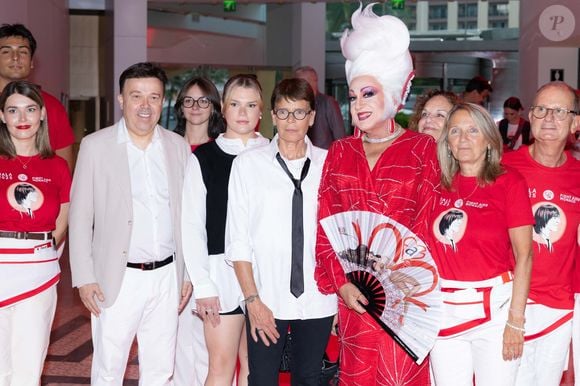 S.A.S. la princesse Stéphanie de Monaco, Camille Gottlieb, Stéphane Valeri posent avec les bénévoles avant le Gala Fight AIDS Monaco avec Marc Toesca, à la salle des Etoiles du Sporting Monte-Carlo, à Monaco, le 5 juillet 2025. © Olivier Huitel/Pool Monaco/Bestimage