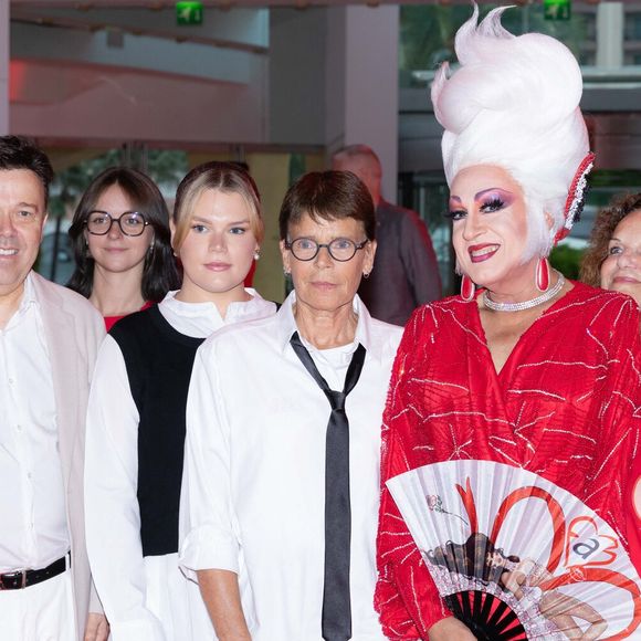 S.A.S. la princesse Stéphanie de Monaco, Camille Gottlieb, Stéphane Valeri posent avec les bénévoles avant le Gala Fight AIDS Monaco avec Marc Toesca, à la salle des Etoiles du Sporting Monte-Carlo, à Monaco, le 5 juillet 2025. © Olivier Huitel/Pool Monaco/Bestimage