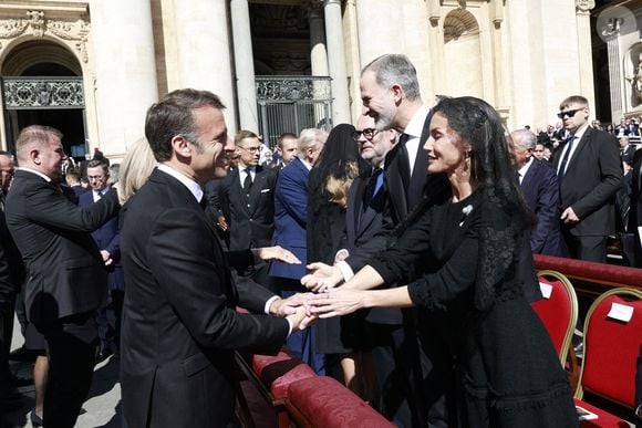 La reine Letizia d'Espagne et le roi Felipe d'Espagne assistent aux funérailles du pape François le 26 avril 2025 au Vatican.  Photo par Archie Andrews/ABACAPRESS.COM