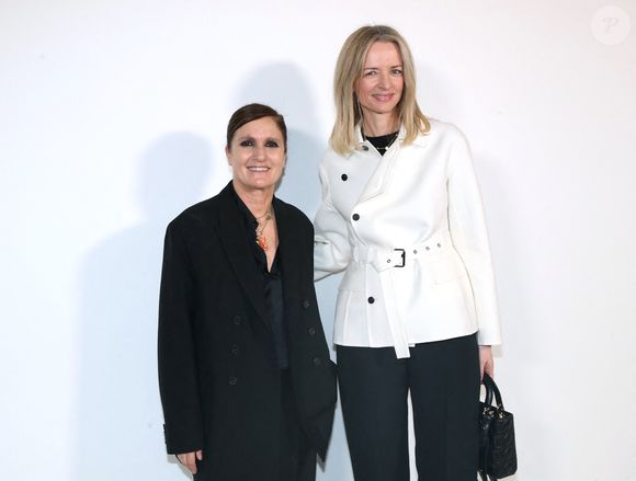 Maria Grazia Chiuri et Delphine Arnault (Présidente de Dior) posent à la fin du Défilé de Mode Dior, Prêt-à-porter Automne / Hiver 2025-2026 dans le cadre de la Fashion Week de Paris, France, le 04 Mars 2025. 

© Bertrand Rindoff / Bestimage