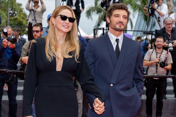 il est arrivé main dans la main avec la mère de son fils Hiro.

Virginie Efira et Niels Schneider - Montée des marches du film " L'inconnue" lors du 79ème Festival International du Film de Cannes, le 18 mai 2026. © Olivier Borde / Bestimage