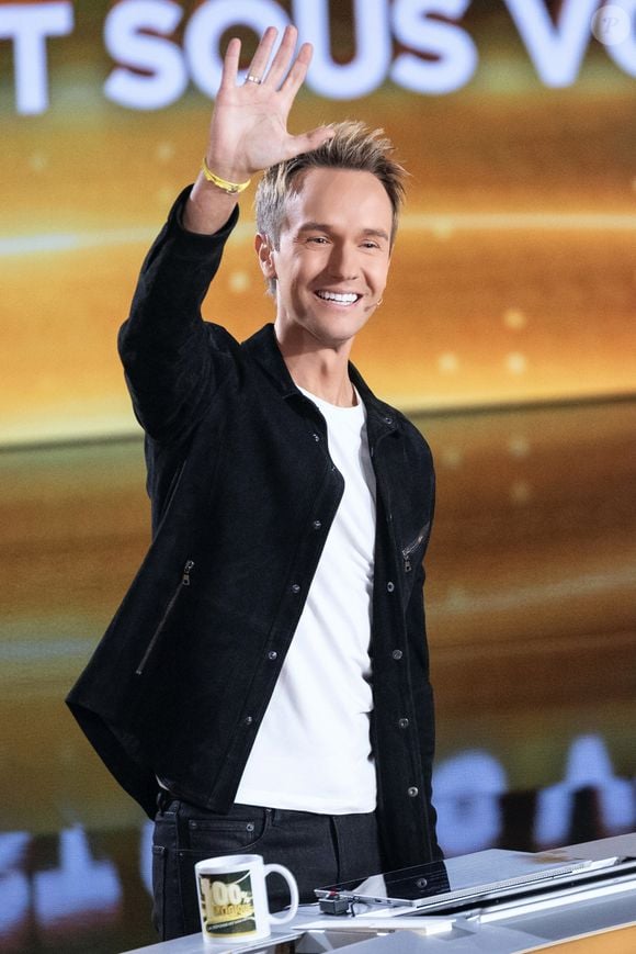 Il y retrouve sa famille et sa grand-mère, qu’il visite deux à trois fois par an pour se ressourcer loin du tumulte médiatique.

Exclusif - Cyril Féraud - Enregistrement de l'émission "100% Logique", présentée par C.Féraud et diffusée sur France 2 © Cyril Moreau / Bestimage