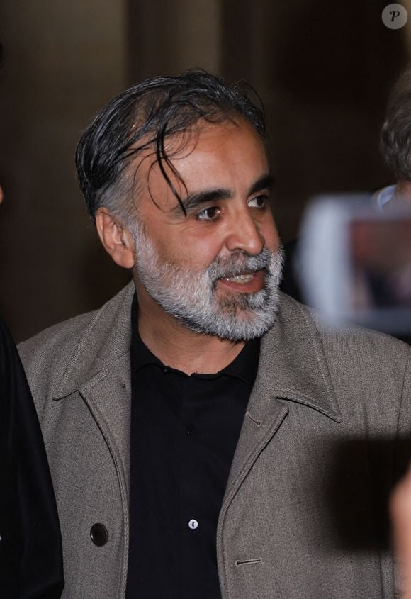 Procès du braquage de Kim Kardashian - Abderrahmane Ouatik (veilleur de nuit dans la résidence hôtelière de luxe où séjournait la star américaine) s'exprime devant les caméras avec ses avocats au Palais de Justice de Paris le 13 mai 2025. Attendue ce mardi à la barre du palais de justice de Paris, la star américaine doit décrire cette nuit qui l’a «traumatisée», selon ses mots. Des malfrats sont jugés pour lui avoir dérobé neuf millions d’euros de bijoux en pleine Fashion Week en 2016. © Yoann Ouahcene/Bestimage