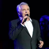 "On était dans le même immeuble dans le 8e arrondissement" : Avant de partir dans le Sud, Michel Sardou a été le voisin de cet animateur star à Paris