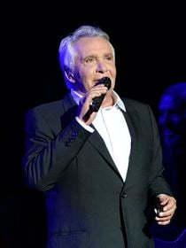 "On était dans le même immeuble dans le 8e arrondissement" : Avant de partir dans le Sud, Michel Sardou a été le voisin de cet animateur star à Paris