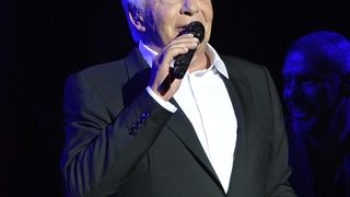 "On était dans le même immeuble dans le 8e arrondissement" : Avant de partir dans le Sud, Michel Sardou a été le voisin de cet animateur star à Paris