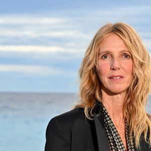 La comédienne, qui interprète le rôle de Sarah Bernhardt dans Sarah Bernhardt, la Divine de Guillaume Nicloux, avoue d'ailleurs être "tombée des nues", lorsqu'elle a découvert les accusations portées à l'encontre du réalisateur Benoît Jacquot.

Sandrine Kiberlain au photocall pour le film "Sarah Bernhardt, La Divine" lors de la 6ème édition du festival Cinéroman à Nice le 2 octobre 2024.