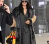 Déjà maman comblée de deux petits garçons, RZA et Riot Rose, la superstar a récemment agrandi sa tribu avec l'arrivée d'une petite merveille affectueusement prénommée Rocki. 

04/12/2026 EXCLUSIF : Rihanna a été aperçue en train d'arriver discrètement à New York. La chanteuse et actrice de 38 ans portait un manteau camel doublé de fourrure sur un top et un pantalon gris, un bandana, des lunettes de soleil Valentino et un sac fourre-tout Dior Dracula jaune.