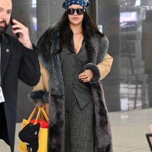 Déjà maman comblée de deux petits garçons, RZA et Riot Rose, la superstar a récemment agrandi sa tribu avec l'arrivée d'une petite merveille affectueusement prénommée Rocki. 

04/12/2026 EXCLUSIF : Rihanna a été aperçue en train d'arriver discrètement à New York. La chanteuse et actrice de 38 ans portait un manteau camel doublé de fourrure sur un top et un pantalon gris, un bandana, des lunettes de soleil Valentino et un sac fourre-tout Dior Dracula jaune.