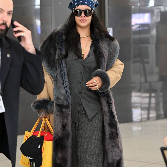 Déjà maman comblée de deux petits garçons, RZA et Riot Rose, la superstar a récemment agrandi sa tribu avec l'arrivée d'une petite merveille affectueusement prénommée Rocki. 

04/12/2026 EXCLUSIF : Rihanna a été aperçue en train d'arriver discrètement à New York. La chanteuse et actrice de 38 ans portait un manteau camel doublé de fourrure sur un top et un pantalon gris, un bandana, des lunettes de soleil Valentino et un sac fourre-tout Dior Dracula jaune.