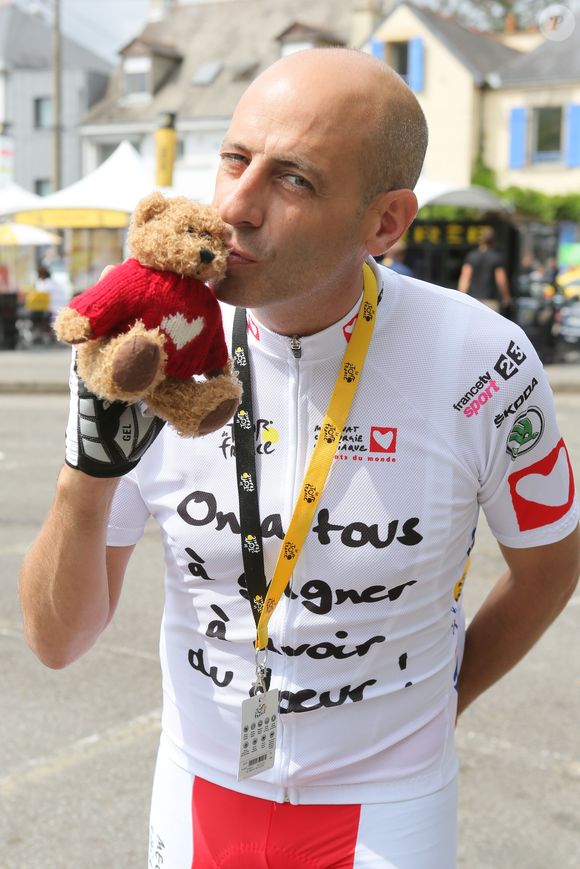 Le journaliste sportif Guillaume Di Grazia est mort le 7 octobre 2025.

Exclusif - Guillaume Di Grazia - Village du tour pour "l'étape du coeur" avec Mécénat Chirurgie Cardiaque à Vannes le 12 juillet 2015 . Christophe Clovis / Bestimage