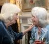 L'autrice et la reine avaient été photographiées ensemble il y a quelques mois.

La reine Camilla et Dame Jilly Cooper lors d'une réception à Clarence House, Londres, pour des auteurs, des membres de la communauté littéraire et des représentants de la Queen's Reading Room, pour célébrer le lancement de la Queen's Reading Room Medal, une nouvelle médaille conçue pour reconnaître les personnes qui défendent les livres et la narration dans leurs communautés locales. Mardi 25 mars 2025. Photo by Chris Jackson/PA Wire/ABACAPRESS.COM