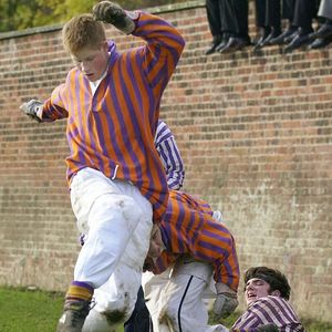 Photo d'archives du duc de Sussex à l'âge de 17 ans. Photo d'archives datée du 24/11/01 du Prince Harry, 17 ans, dégage la balle perdue de l'agresseur lors du jeu annuel de la St. Andrew's Day Eton Wall Game, à Eton College, Berkshire. Toby Melville/PA Wire