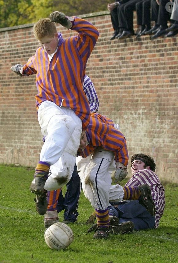 Photo d'archives du duc de Sussex à l'âge de 17 ans. Photo d'archives datée du 24/11/01 du Prince Harry, 17 ans, dégage la balle perdue de l'agresseur lors du jeu annuel de la St. Andrew's Day Eton Wall Game, à Eton College, Berkshire. Toby Melville/PA Wire