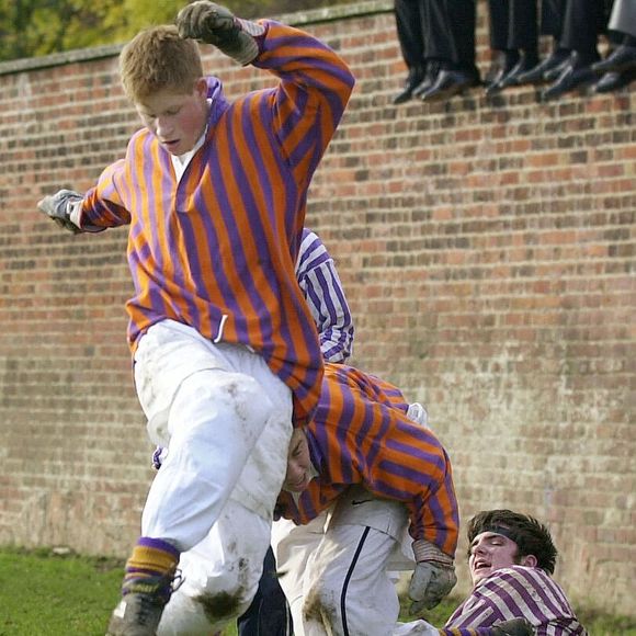 Photo d'archives du duc de Sussex à l'âge de 17 ans. Photo d'archives datée du 24/11/01 du Prince Harry, 17 ans, dégage la balle perdue de l'agresseur lors du jeu annuel de la St. Andrew's Day Eton Wall Game, à Eton College, Berkshire. Toby Melville/PA Wire