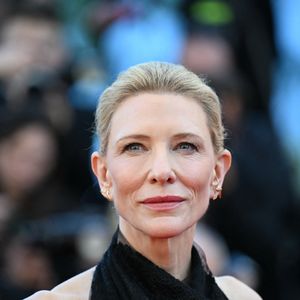 Cate Blanchett prendra ainsi part à des discussions, des conférences ainsi qu’à des événements universitaires.

Cate Blanchett - Montée des marches du film "Garance" lors du 79ème Festival International du Film de Cannes, le 17 mai 2026.
© Rachid Bellak/Bestimage