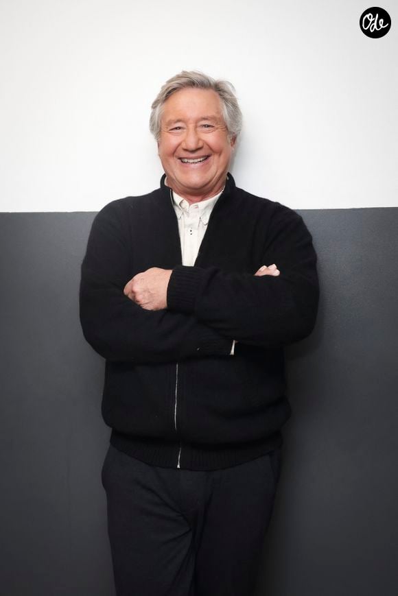 Patrick Sabatier pose en marge de sa venue sur le plateau de l’enregistrement de l’émission « Face à Hanouna » présentée par P. de La Tour du Pin et diffusée sur C8 le 07 décembre 2024, à Paris, France, le 05 décembre 2024. © Jack Tribeca/Bestimage