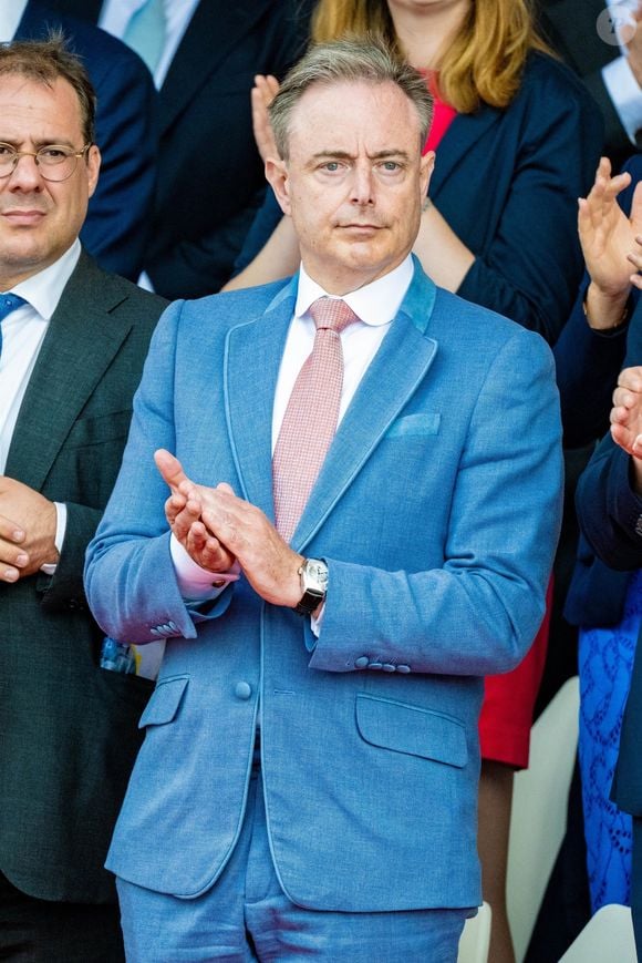 Bruxelles, BELGIQUE – Le roi Philippe de Belgique, la reine Mathilde, la princesse Delphine et James O’Hare assistent aux célébrations de la Fête nationale 2025 devant le Palais royal de Bruxelles.

Photo : Backgrid USA / Bestimage
