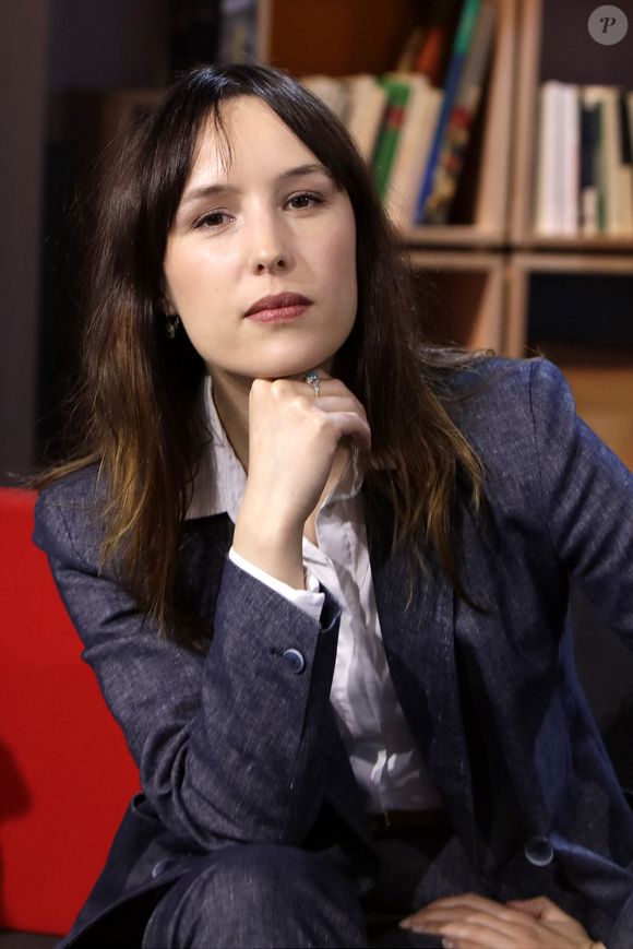 La chanteuse est revenue sur le parcours de sa fille Victoria, née en 1987 et réinstallée en France pour se rapprocher de ses racines.

Victoria Mas (Fille de Jeanne Mas) sur le plateau de l 'émission " La grande Librairie " sur France 5. Le 12 février 2020