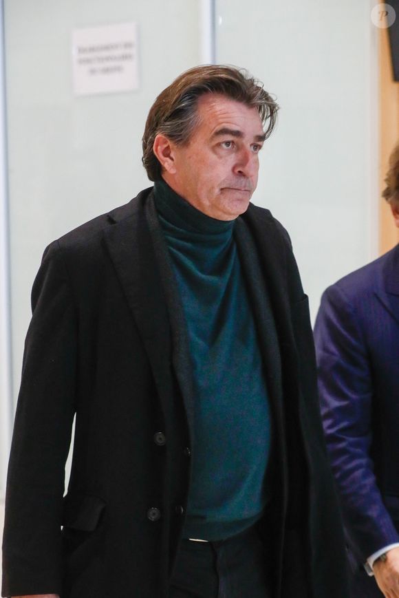 Le chef cuisinier Yannick Alléno à la sortie de la salle d'audience - Mort d'Antoine Alléno (fils du chef cuisinier Yannick Alléno) en 2022 : Le chauffard (Francky D.) reconnu coupable d'homicide involontaire et condamné à 7 ans de prison assorties d’un mandat de dépôt différé, au tribunal correctionnel de Paris, France, le 28 novembre 2024. Franky D., 27 ans, était accusé d’avoir percuté Antoine Alléno, en mai 2022 à Paris. Sans permis, il était ivre au volant d’une puissante Audi volée. Il a été condamné pour homicide involontaire. © Christophe Clovis/Bestimage