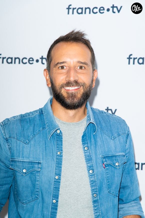 En huit ans, For My Planet a déjà sensibilisé plus de 500 jeunes aux enjeux environnementaux.

Ismael Khelifa lors du photocall dans le cadre de la conférence de presse de France Télévisions au Pavillon Gabriel à Paris, France, le 24 août 2021.

© Pierre Perusseau/Bestimage