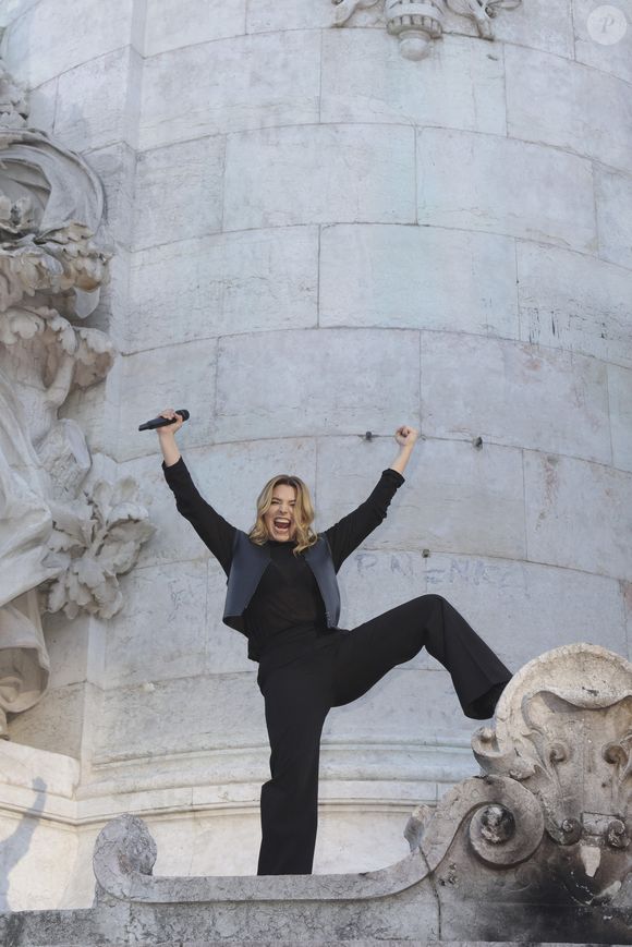 Santa - Concert de la Place de la République en marge de l'émission "Paris Accueille La Flamme", présentée par L.Thilleman et M. Bouhafsi et diffusée en direct sur France 2 à Paris le 15 juillet 2024. Au terme de deux jours de festivités dans la capitale les 14 et 15 juillet, la flamme olympique achève son parcours parisien sur la place de la République. © Jack Tribeca / Pierre Perusseau / Bestimage