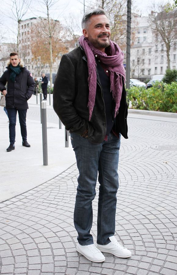 Loin de toute pression, Olivier Minne aborde avec franchise son évolution sur la balance depuis ses débuts à la télévision, l'adaptation de sa routine sportive avec l'âge, et son refus des régimes stricts.

Olivier Minne à la sortie des studios de RTL à Neuilly-sur-Seine, le 18 décembre 2025.
© Jonathan Rebboah / Bestimage